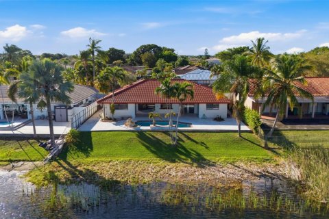 Villa ou maison à vendre à Miami, Floride: 4 chambres, 175.59 m2 № 1975359 - photo 30