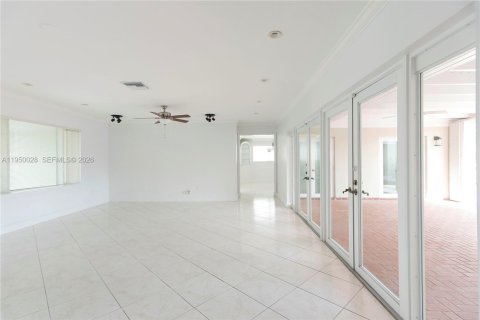 Снять в аренду виллу или дом в Корал-Гейблс, Флорида 4 спальни, 271.74м2, № 2005737 - фото 3