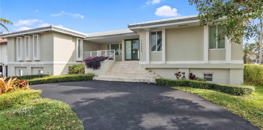 Дом в Корал-Гейблс, Флорида 4 спальни, 271.74м2 № 2005737