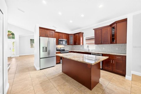 House in Orlando, Florida 4 bedrooms, 256.87 sq.m. № 2151938 - photo 3
