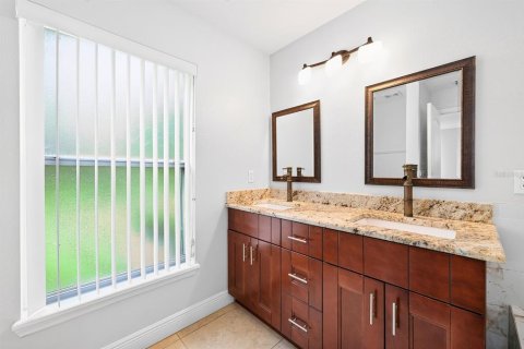 House in Orlando, Florida 4 bedrooms, 256.87 sq.m. № 2151938 - photo 11