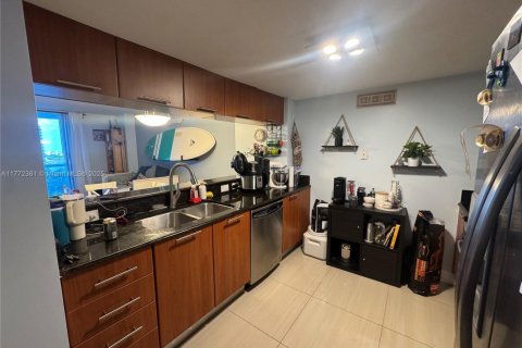 Condo in Miami, Florida, 1 bedroom  № 1607762 - photo 3