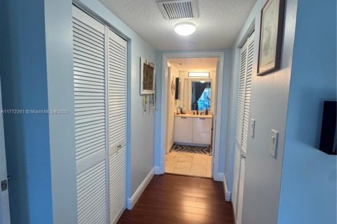 Condo in Miami, Florida, 1 bedroom  № 1607762 - photo 9
