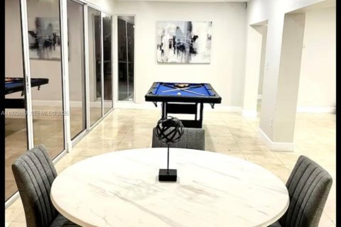 House in Miami, Florida 5 bedrooms, 278.52 sq.m. № 1976507 - photo 9