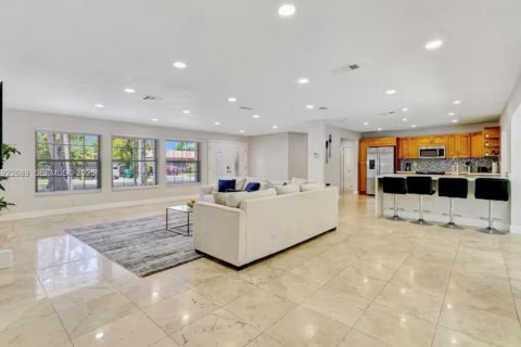 House in Miami, Florida 5 bedrooms, 278.52 sq.m. № 1976507 - photo 5