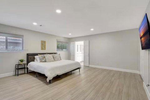 House in Miami, Florida 5 bedrooms, 278.52 sq.m. № 1976507 - photo 10