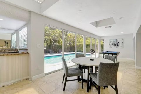House in Miami, Florida 5 bedrooms, 278.52 sq.m. № 1976507 - photo 6
