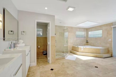 House in Miami, Florida 5 bedrooms, 278.52 sq.m. № 1976507 - photo 17