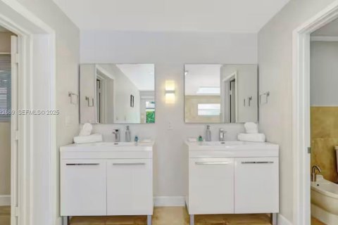 House in Miami, Florida 5 bedrooms, 278.52 sq.m. № 1976507 - photo 16