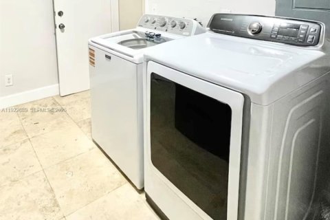 House in Miami, Florida 5 bedrooms, 278.52 sq.m. № 1976507 - photo 22