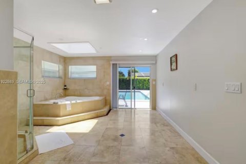 House in Miami, Florida 5 bedrooms, 278.52 sq.m. № 1976507 - photo 14