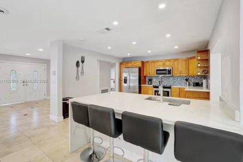 House in Miami, Florida 5 bedrooms, 278.52 sq.m. № 1976507 - photo 7