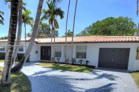 House in Miami, Florida 5 bedrooms, 278.52 sq.m. № 1976507 - photo 1