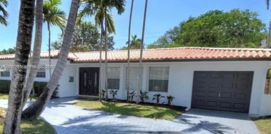 House in Miami, Florida 5 bedrooms, 278.52 sq.m. № 1976507
