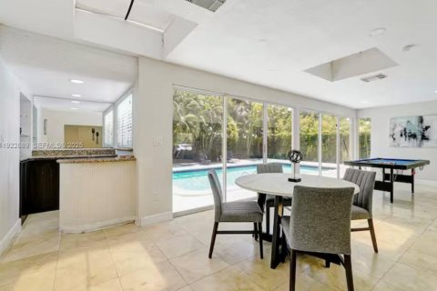 House in Miami, Florida 5 bedrooms, 278.52 sq.m. № 1976507 - photo 8