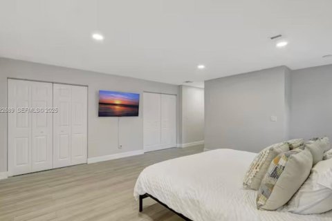 House in Miami, Florida 5 bedrooms, 278.52 sq.m. № 1976507 - photo 11