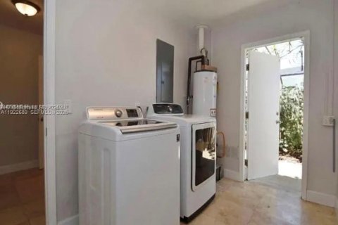 House in Miami, Florida 5 bedrooms, 278.52 sq.m. № 1976507 - photo 21