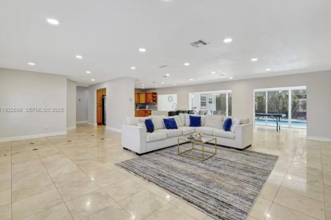 House in Miami, Florida 5 bedrooms, 278.52 sq.m. № 1976507 - photo 4