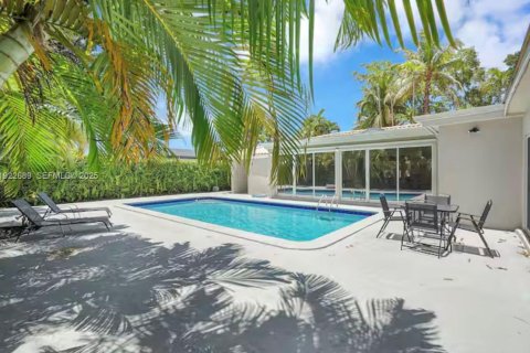 House in Miami, Florida 5 bedrooms, 278.52 sq.m. № 1976507 - photo 23