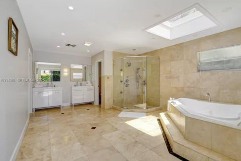 House in Miami, Florida 5 bedrooms, 278.52 sq.m. № 1976507 - photo 18