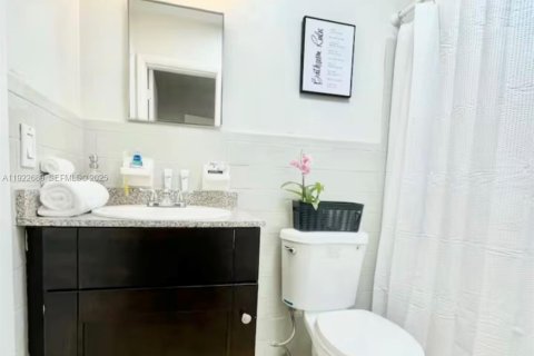 House in Miami, Florida 5 bedrooms, 278.52 sq.m. № 1976507 - photo 20