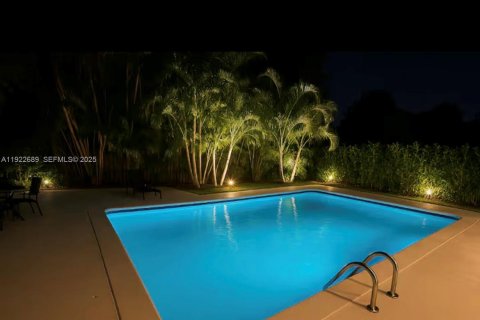 House in Miami, Florida 5 bedrooms, 278.52 sq.m. № 1976507 - photo 2