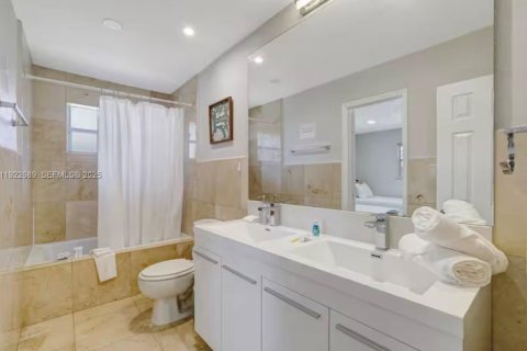 House in Miami, Florida 5 bedrooms, 278.52 sq.m. № 1976507 - photo 19