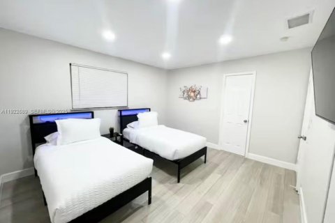 House in Miami, Florida 5 bedrooms, 278.52 sq.m. № 1976507 - photo 13