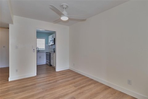 Townhouse in Saint Petersburg, Florida 2 bedrooms, 97.83 sq.m. № 1640918 - photo 7