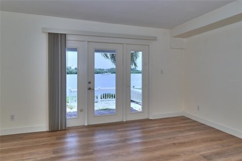 Townhouse in Saint Petersburg, Florida 2 bedrooms, 97.83 sq.m. № 1640918 - photo 9