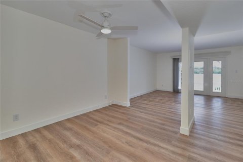Townhouse in Saint Petersburg, Florida 2 bedrooms, 97.83 sq.m. № 1640918 - photo 4