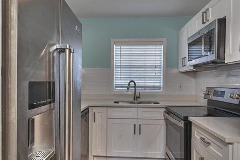 Townhouse in Saint Petersburg, Florida 2 bedrooms, 97.83 sq.m. № 1640918 - photo 14