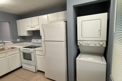 Condominio en alquiler en Sunrise, Florida, 2 dormitorios, 92.44 m2 № 1920318 - foto 2