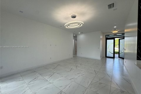 Снять в аренду виллу или дом в Майами, Флорида 5 спален, 290.51м2, № 1952972 - фото 7