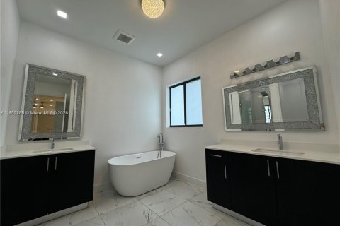 Снять в аренду виллу или дом в Майами, Флорида 5 спален, 290.51м2, № 1952972 - фото 14
