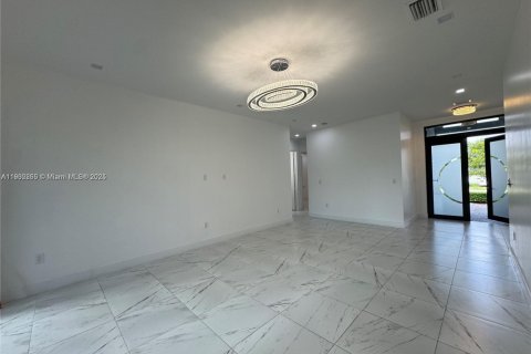 Снять в аренду виллу или дом в Майами, Флорида 5 спален, 290.51м2, № 1952972 - фото 22