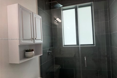 Снять в аренду виллу или дом в Майами, Флорида 5 спален, 290.51м2, № 1952972 - фото 27