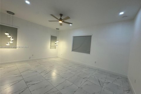 Снять в аренду виллу или дом в Майами, Флорида 5 спален, 290.51м2, № 1952972 - фото 16