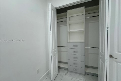 Снять в аренду виллу или дом в Майами, Флорида 5 спален, 290.51м2, № 1952972 - фото 18