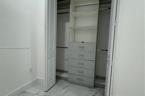 Снять в аренду виллу или дом в Майами, Флорида 5 спален, 290.51м2, № 1952972 - фото 17