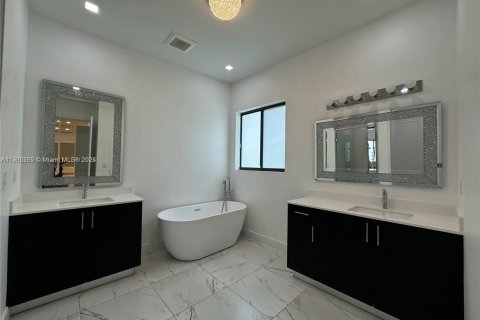 Снять в аренду виллу или дом в Майами, Флорида 5 спален, 290.51м2, № 1952972 - фото 4