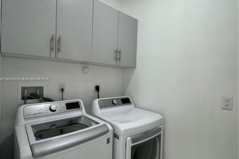 Снять в аренду виллу или дом в Майами, Флорида 5 спален, 290.51м2, № 1952972 - фото 30