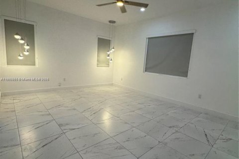 Снять в аренду виллу или дом в Майами, Флорида 5 спален, 290.51м2, № 1952972 - фото 25