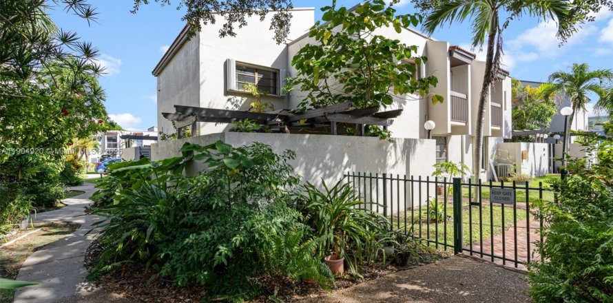 Townhouse in Miami, Florida 3 bedrooms, 114.64 sq.m. № 1955978