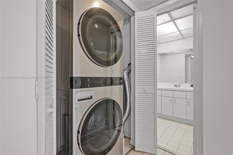 Townhouse in Miami, Florida 3 bedrooms, 114.64 sq.m. № 1955978 - photo 16