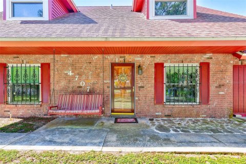 House in Tampa, Florida 3 bedrooms, 140.75 sq.m. № 1866089 - photo 3