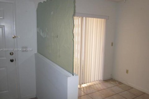 Снять в аренду таунхаус в Майами, Флорида 3 спальни, 126.25м2, № 2078118 - фото 12