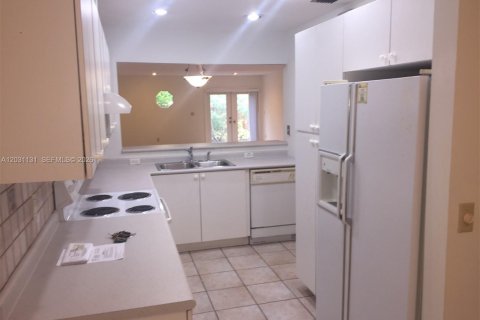 Снять в аренду таунхаус в Майами, Флорида 3 спальни, 126.25м2, № 2078118 - фото 16