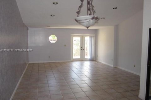 Снять в аренду таунхаус в Майами, Флорида 3 спальни, 126.25м2, № 2078118 - фото 3