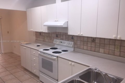 Снять в аренду таунхаус в Майами, Флорида 3 спальни, 126.25м2, № 2078118 - фото 2